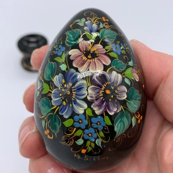 Hand Painted Vtg Ukrainian Signed Wooden Easter Egg Black Florals Stand - Picture 3 of 7
